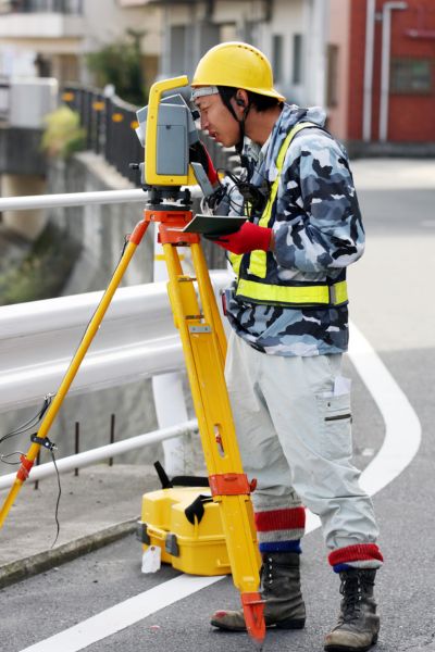 Surveyor using measuring equipment - ALTA SURVEY Miami Licensed surveyor using equipment to measure and verify property data on site